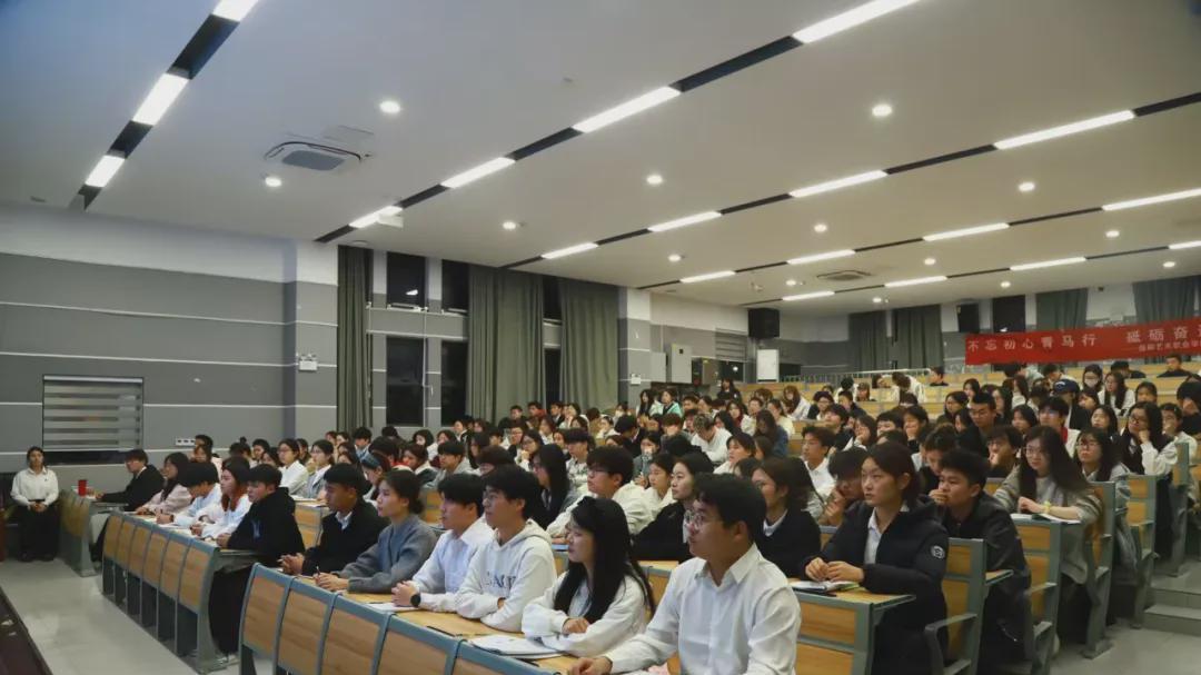 明辨笃行 强技报国 信阳艺术职业学院校领导兰金刚讲授思政课