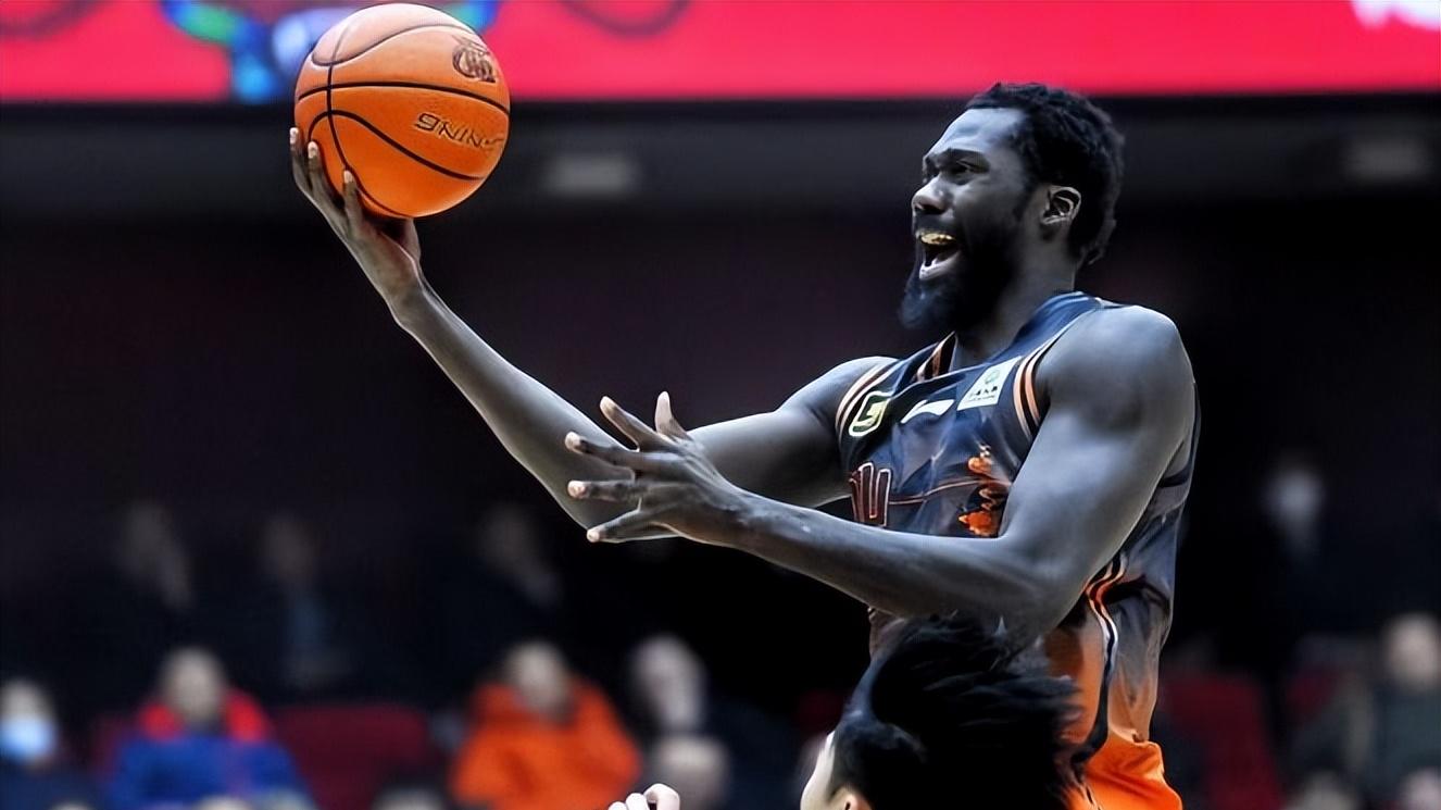 山东男篮全运队77比106大比分输给辽宁，一胜两负结束丹东站热身，全运会分在死亡之组，鲍威尔提前与球