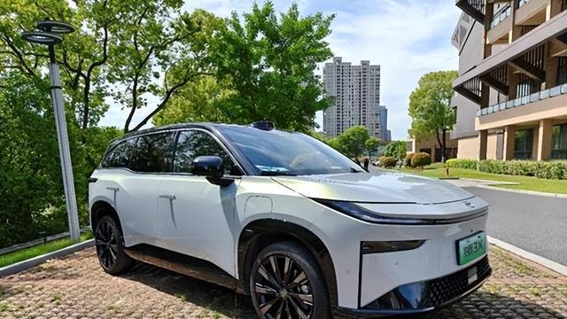 爆卖真相！铂智3X拆开看：10年防锈+90°撞不烂，这才叫电车品质