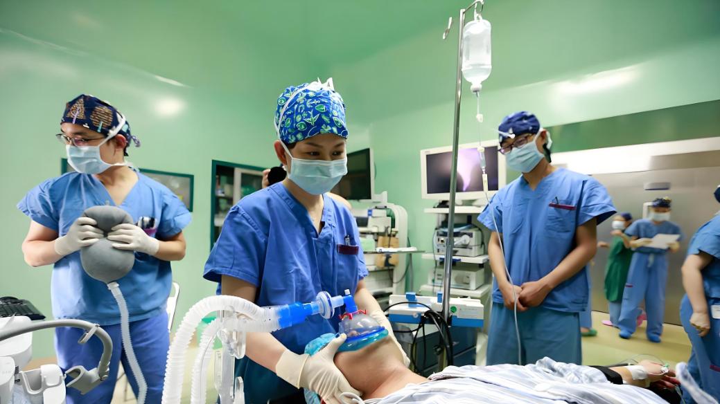 悲剧！妈妈生二胎期间5岁儿子在家发烧离世！