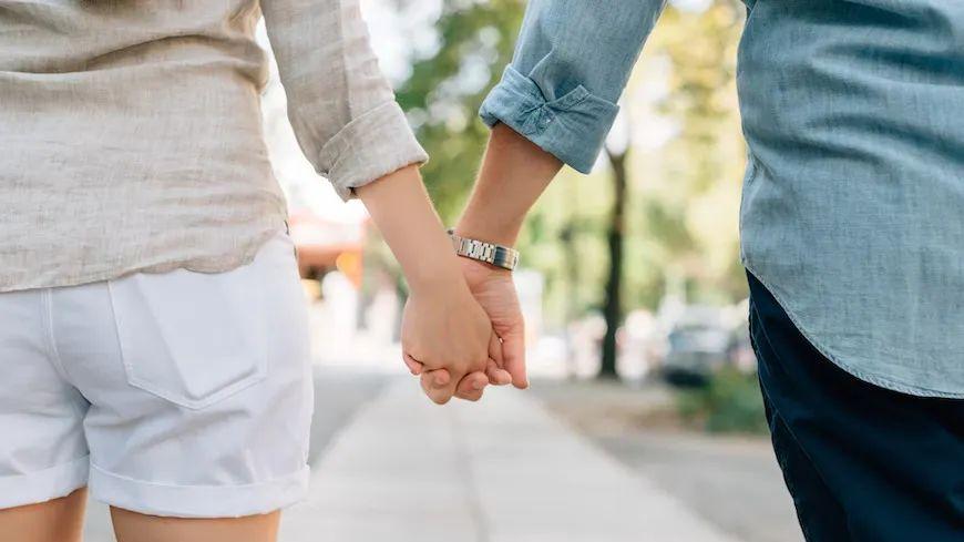 花30万给老婆找新老公，三年后我跪在拆迁房前扇自己耳光！