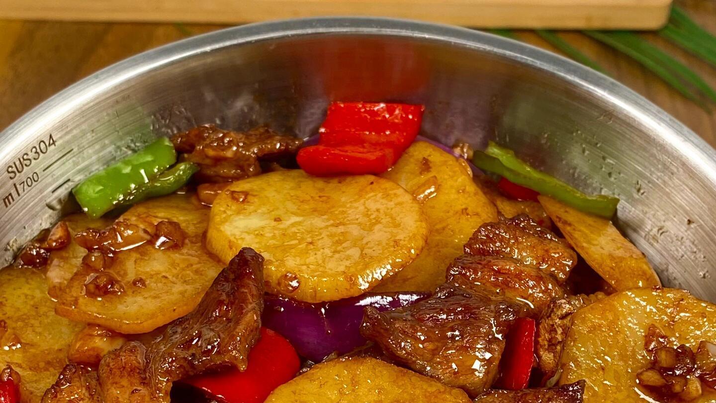 干锅土豆片：一口入魂的焦香诱惑！