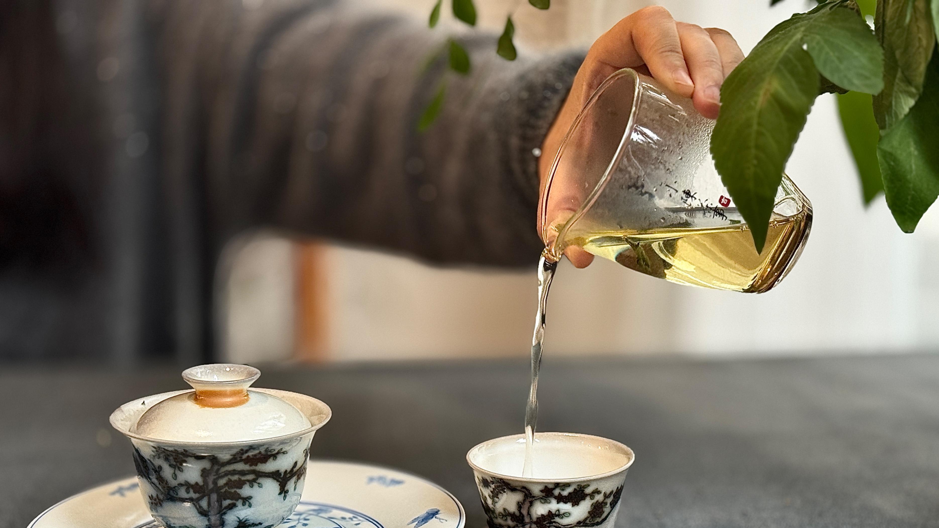 有钱人的标配，不再是奔驰路虎，茶山才是隐藏的大佬“座驾”!