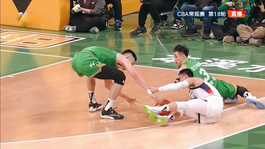 山东男篮硬气！硬杠裁判争议，险胜辽宁男篮，高诗岩末节霸气12分