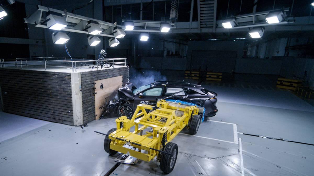 极氪007GT：行业首次公开挑战27版正碰新规连续叠加碰撞，百家媒体现场见证