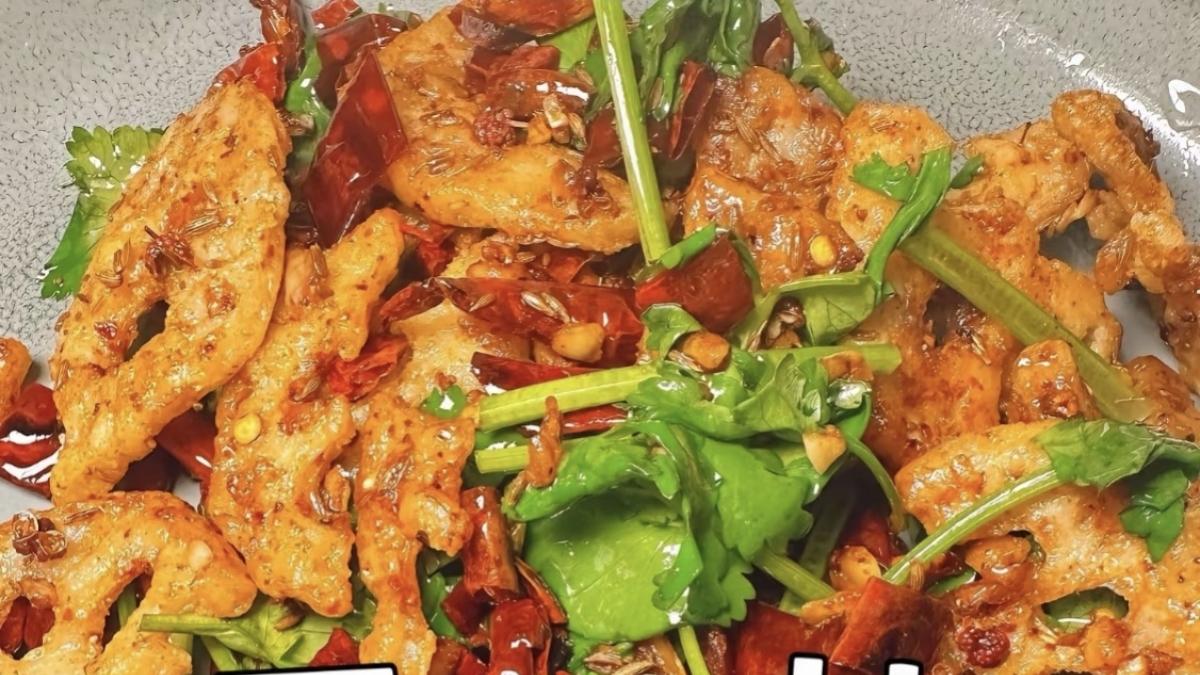 麻辣干锅藕片，一口酥脆，解锁下饭新境界。