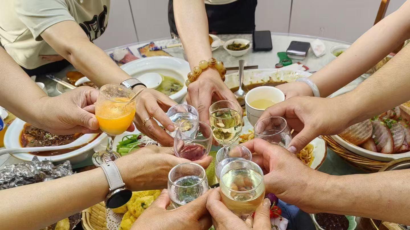 老同学聚会，真正混得好的人，往往都很低调，从不炫耀这3样东西