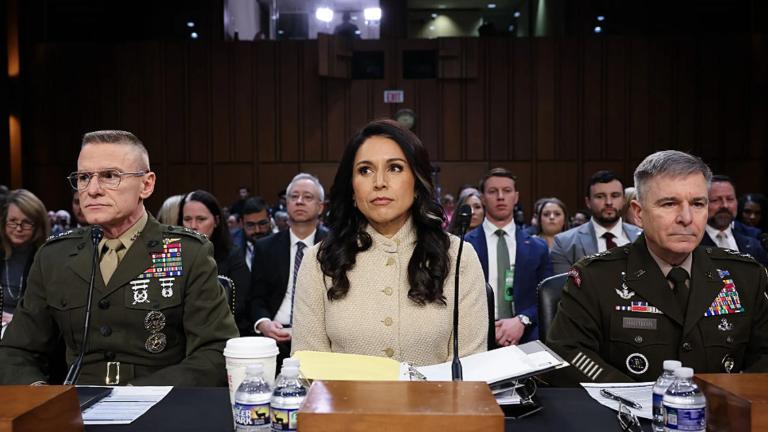 “特朗普与‘自己人’公开翻脸？情报总监一句话，戳破伊朗战争的真相”