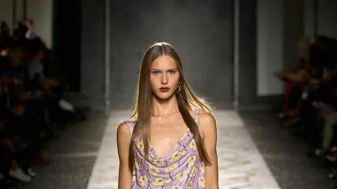 早春最火的5个颜色，这么穿显白又高级！