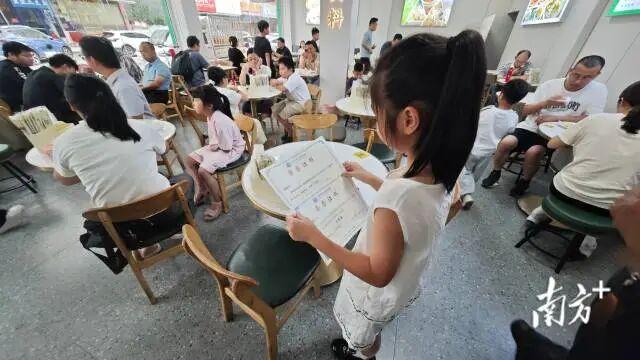 广东河源一肠粉店推凭奖状免费领肠粉，暖心鼓励优秀孩子带旺周边早餐