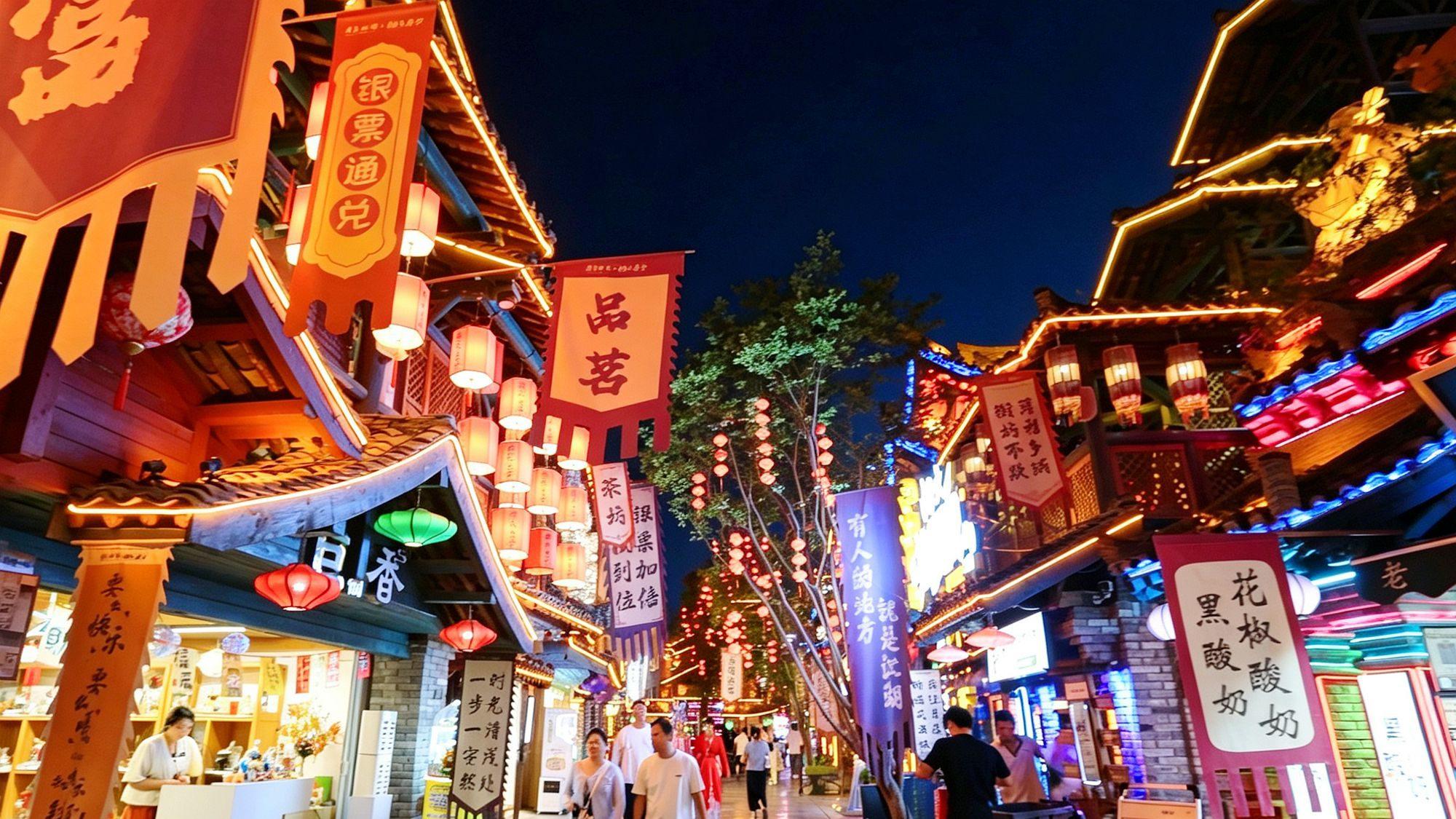 周至水街烟火巷子，看NPC江湖巡游，赏非遗大戏，享闲适夜游时光