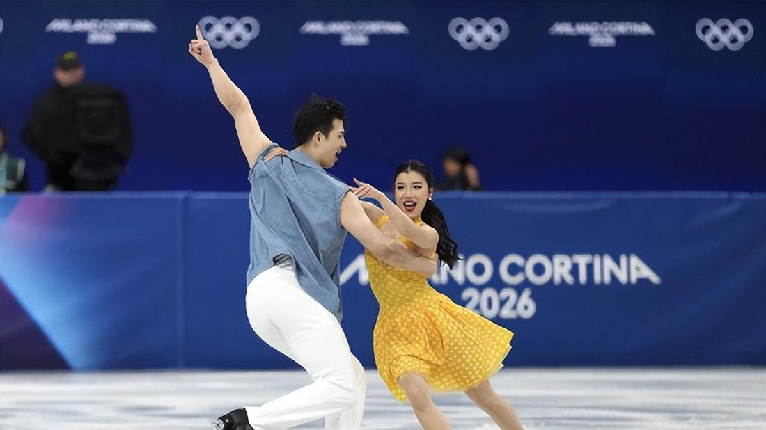 米兰花滑团体赛首日服装成焦点，妖艳造型+牛仔背心引观众既视感拉满