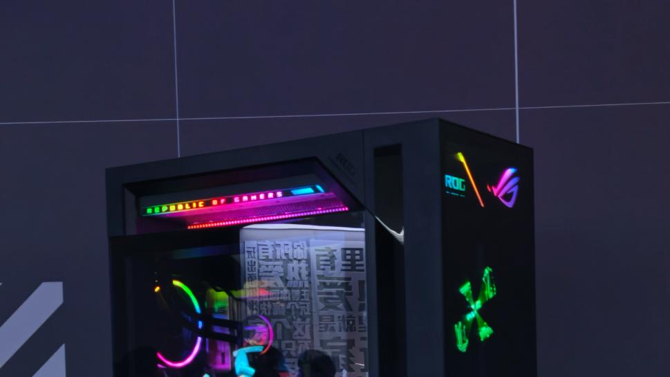 自带全息投影的机箱有多好看？ROG 枪神 10X体验：没有玩家能拒绝