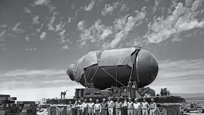 中国第一颗原子弹爆炸，第一个通知的谁？