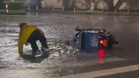 雨夜，那个摔倒后先捡外卖的兄弟