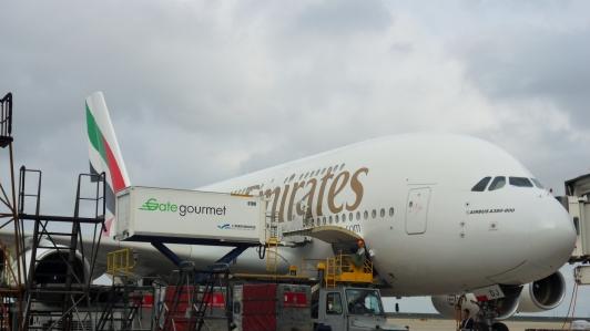 绕飞多花8小时、票价涨30%，谁在为中东冲突买单？