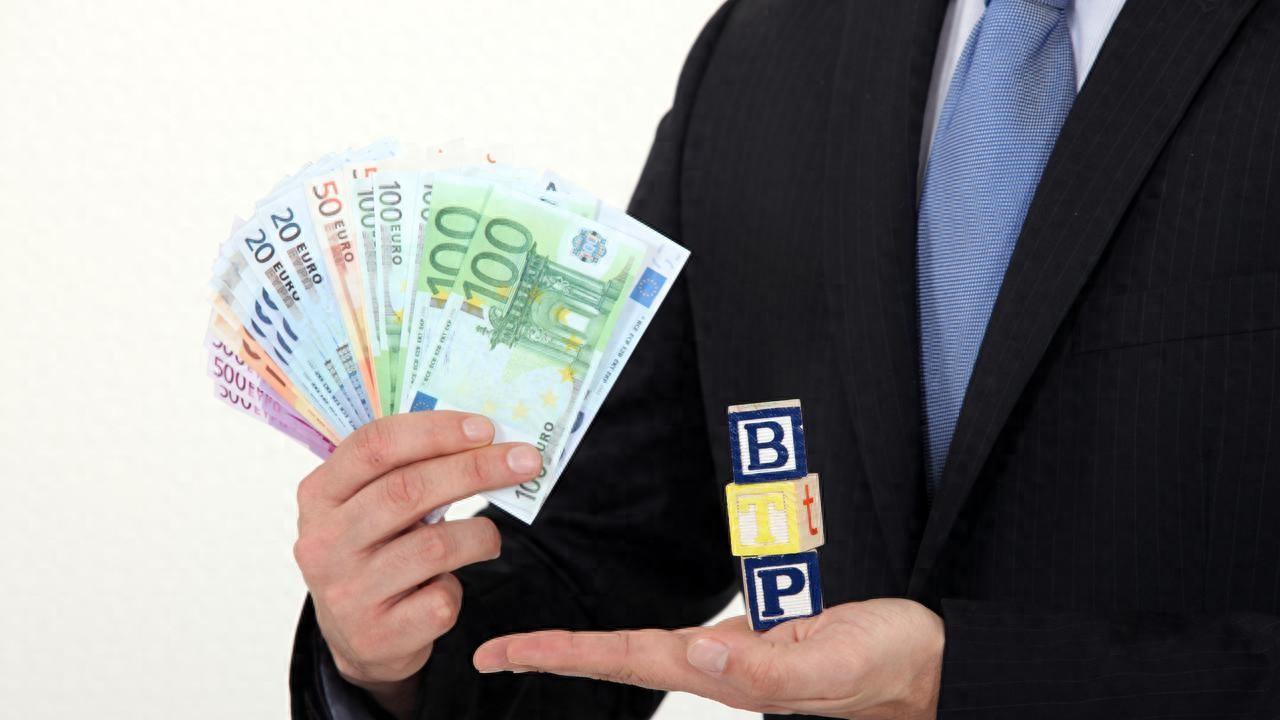 天塌了！2025年，我国居民贷款仅4400亿