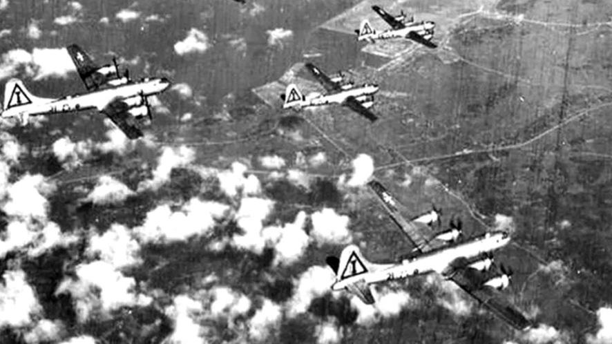 比原子弹还残忍的李梅火攻，50万日本人被烧死，800万人无家可回