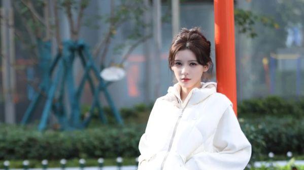 秋日通勤不臃肿！卫衣马甲叠穿公式，懒人也能秒会