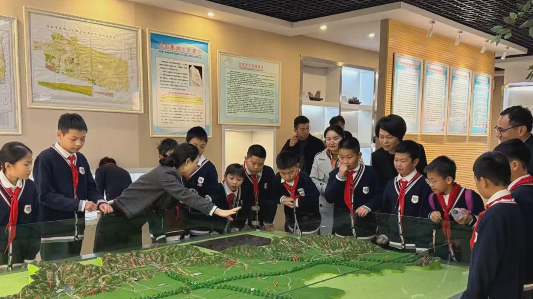 信阳市第三实验小学：探访师大两院 启迪科学梦想