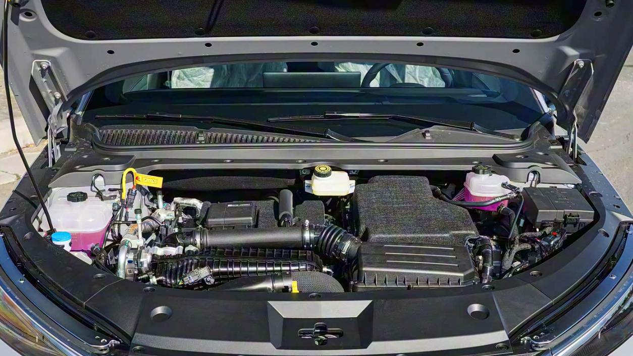 2026款秦L DM-i上市了，配冰箱、增大电池还有云辇-C，仅9.28万起