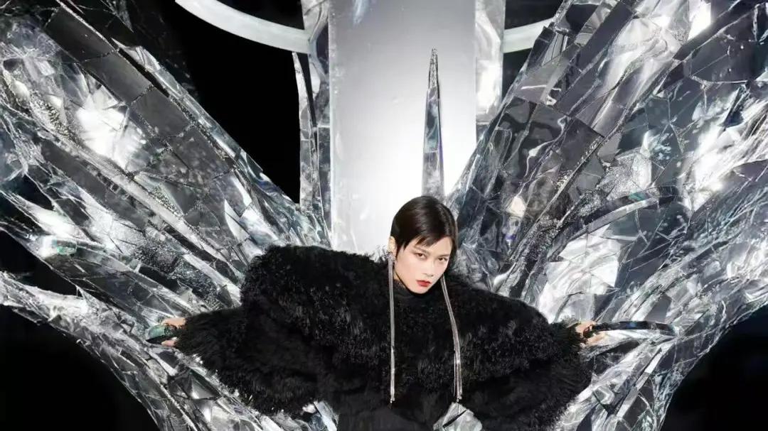 41岁李宇春，主动走入暴雨中心