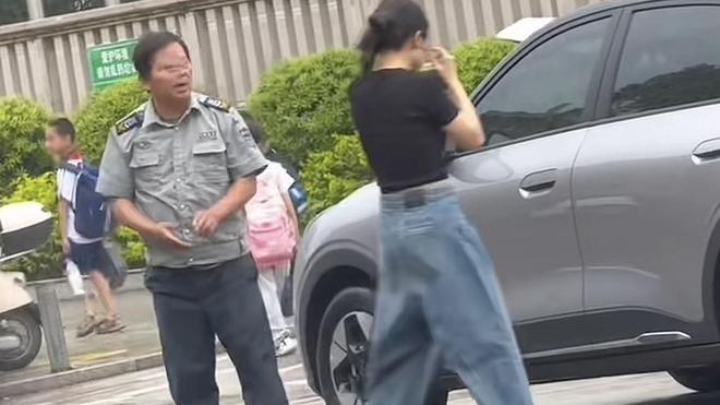 一开除，一停职：作为第一道关口的保安，究竟该以什么形象示人？