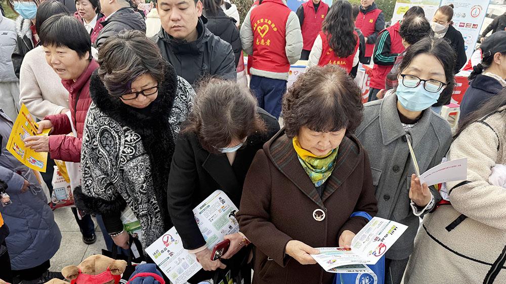西京青年学雷锋 志愿微光汇聚文明暖流