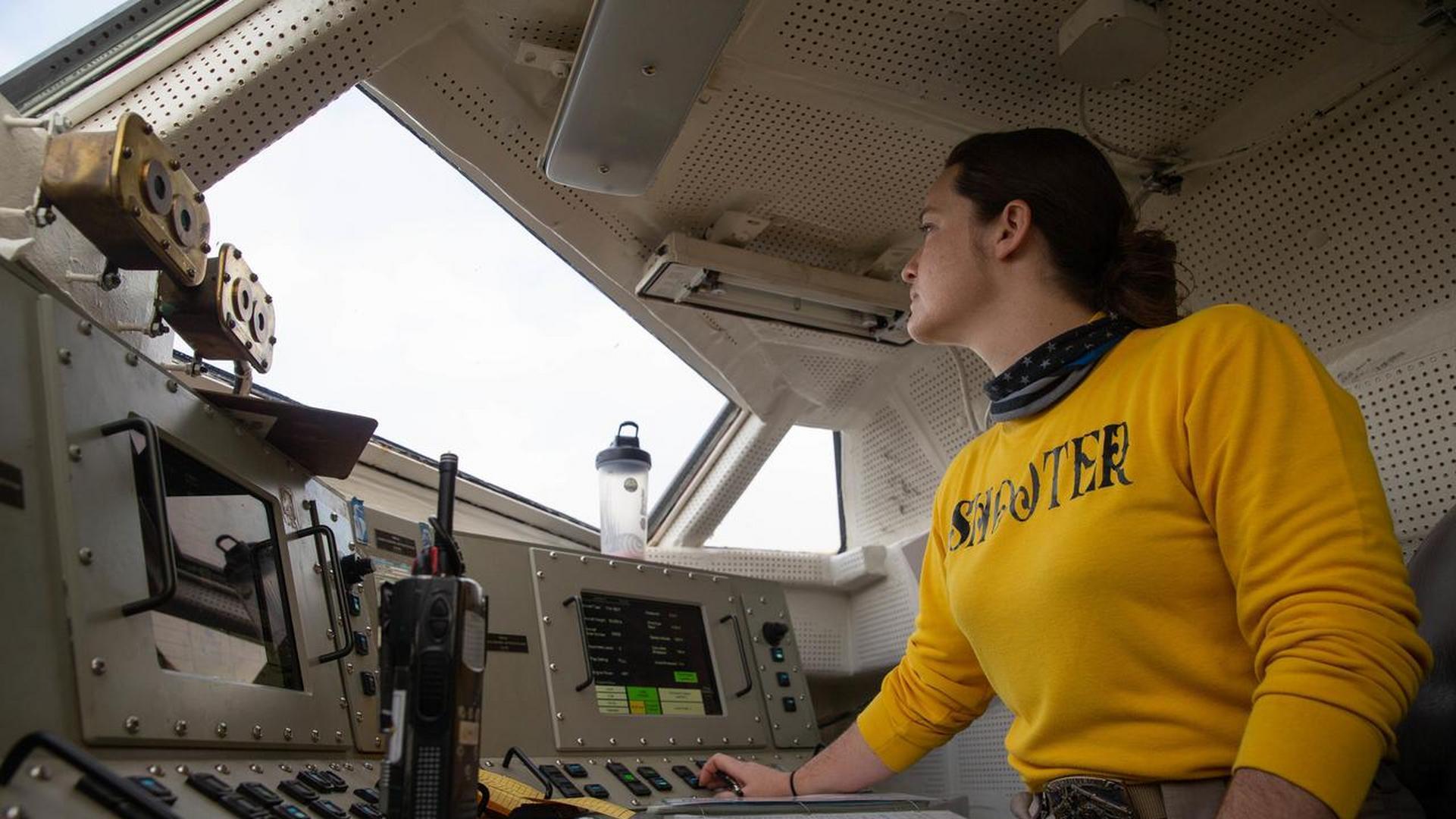 真能凑合：福特号大火狂烧30小时后，水兵们还在航母上继续加班