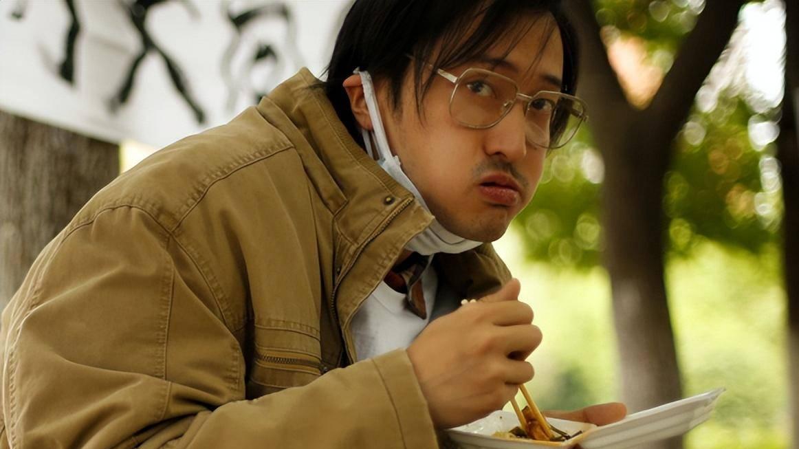 “关谷神奇”大变样！王传君带娃游迪士尼被偶遇，沧桑造型看懵网友