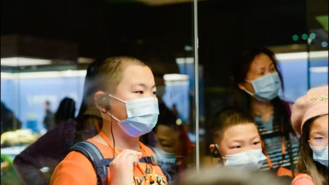 告别人工排队！穹游智能导览机：走到哪讲到哪， 操作零门槛