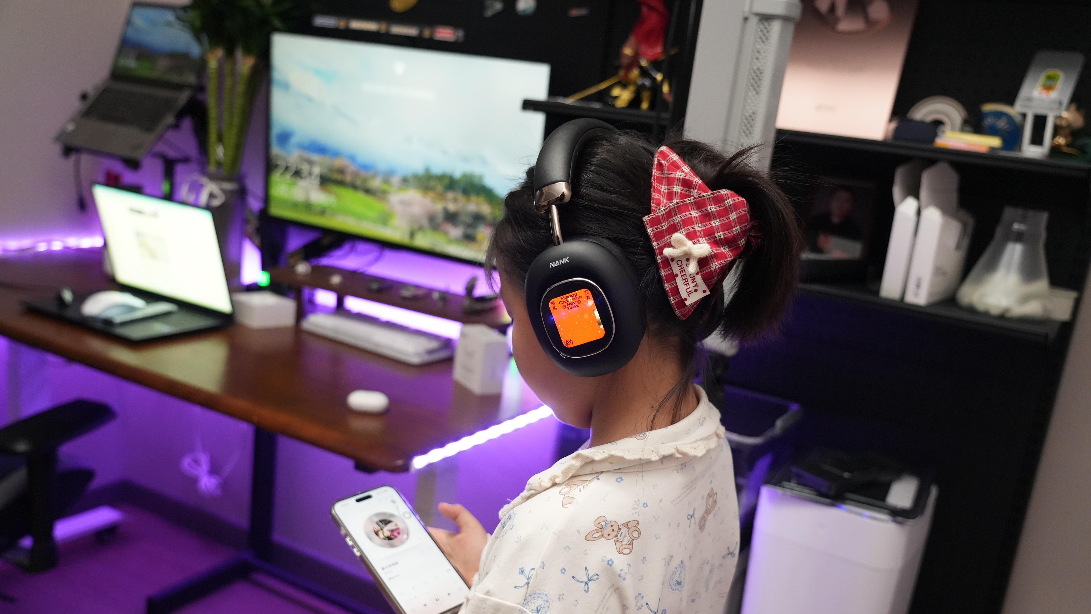 头戴耳机新卷王！南卡Show实测：灵动屏+顶格音质通勤娱乐全拿捏