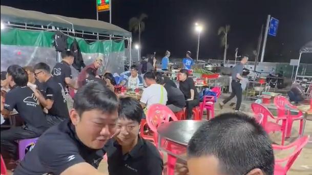 会骑车的满大街都是，会骑车懂英语还愿出差的的太稀缺！张雪当场拍板：这应届生我要了！