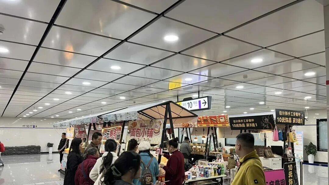 各地地铁站里的烟火气