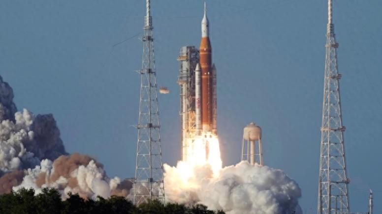 刚上天就掉链子，美国重返月球闹出笑话，对比中国才懂什么叫靠谱