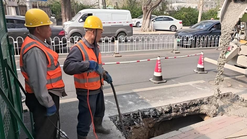 保定：高效联动应急抢险，及时修复路面塌陷隐患