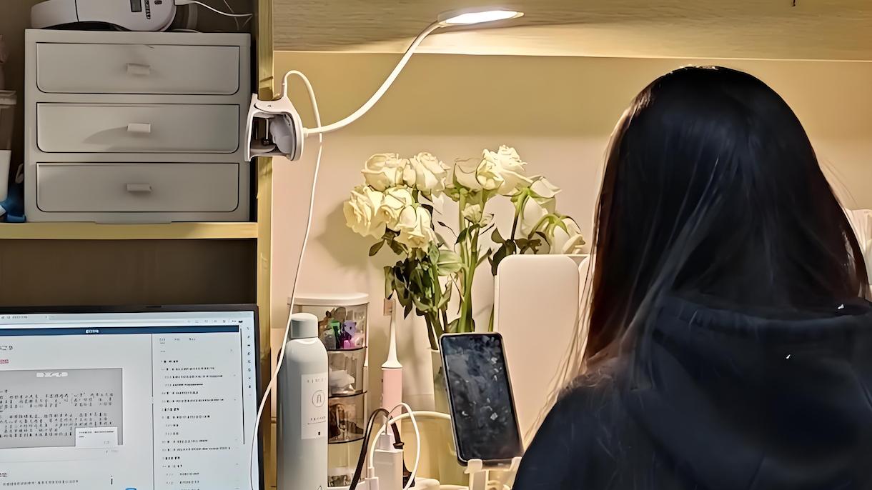 女大学生发帖求资助考研，月要5000，还说要“长期共赢”，网友吵翻了