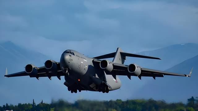 判桌下的“刺刀声”：美运输机繁忙，三航母集结，伊朗恐又被骗