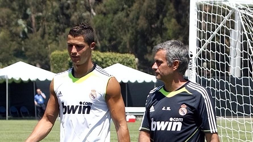 前皇马助教爆料，曾有一人竟当众骂哭C罗，还嘴硬俩人像父子