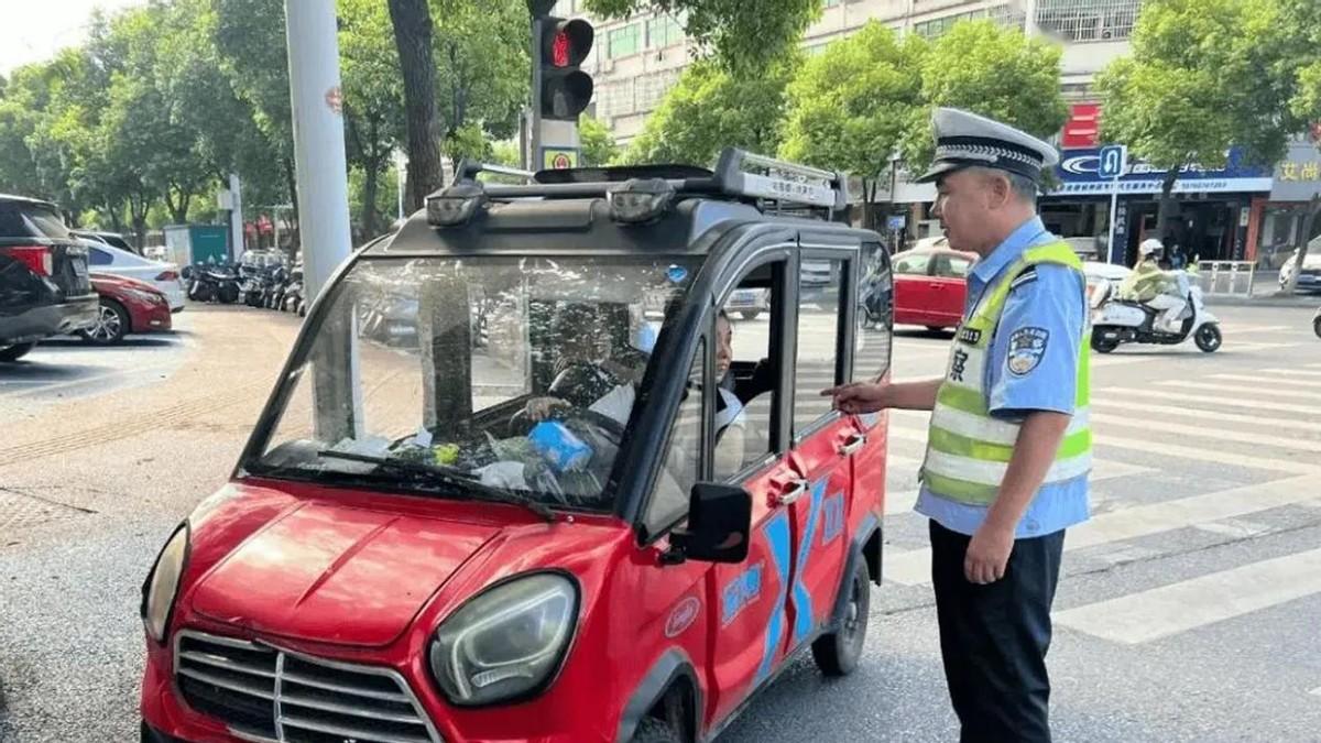 老头乐闯红灯被撞获赔36万？网友质疑：谁弱谁有理？