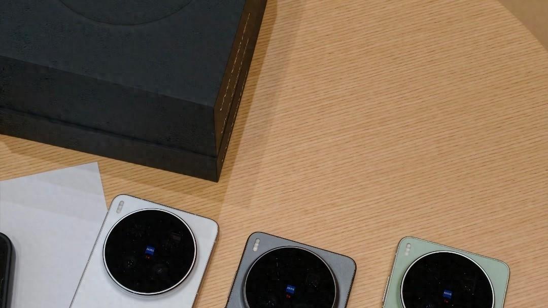 vivo X300 Ultra明天发布！胶片绿配色+2亿像素主摄，8999元起？