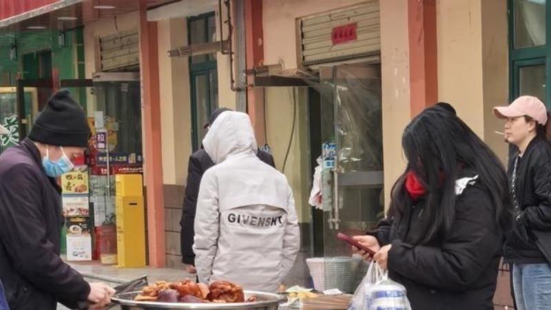 这届打工人连路边摊都要三思而后行