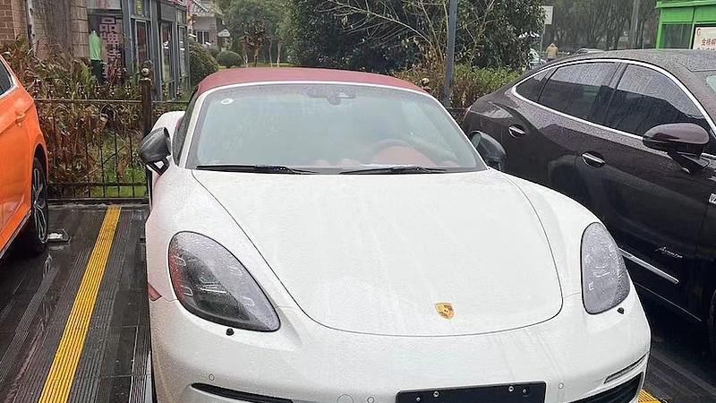 提车6小时发现车门补漆！4S店：每个月都有几台车要喷一下