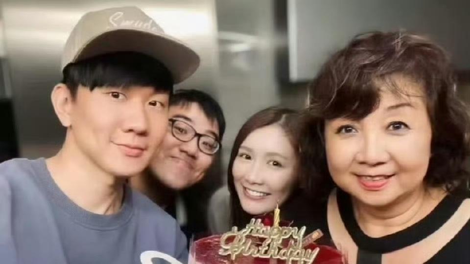 寿宴双姝+77暗号！林俊杰四年秘恋曝光，新欢旧爱时间线成罗生门