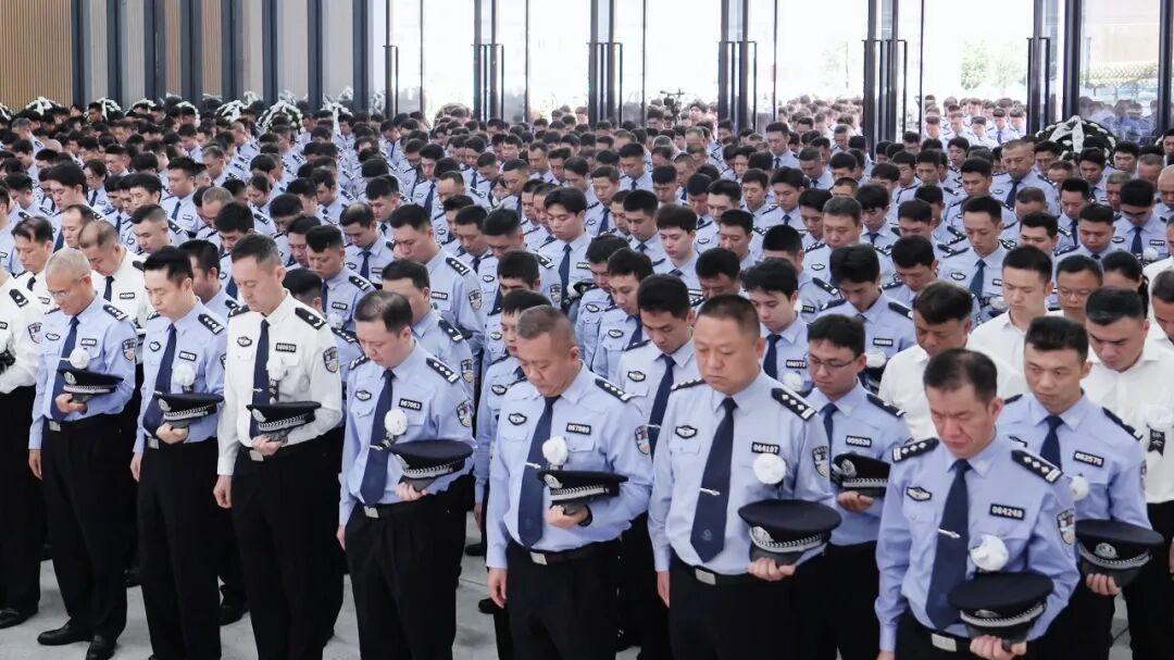 深圳市公安局隆重举行壮烈牺牲民警吴龙同志遗体送别仪式