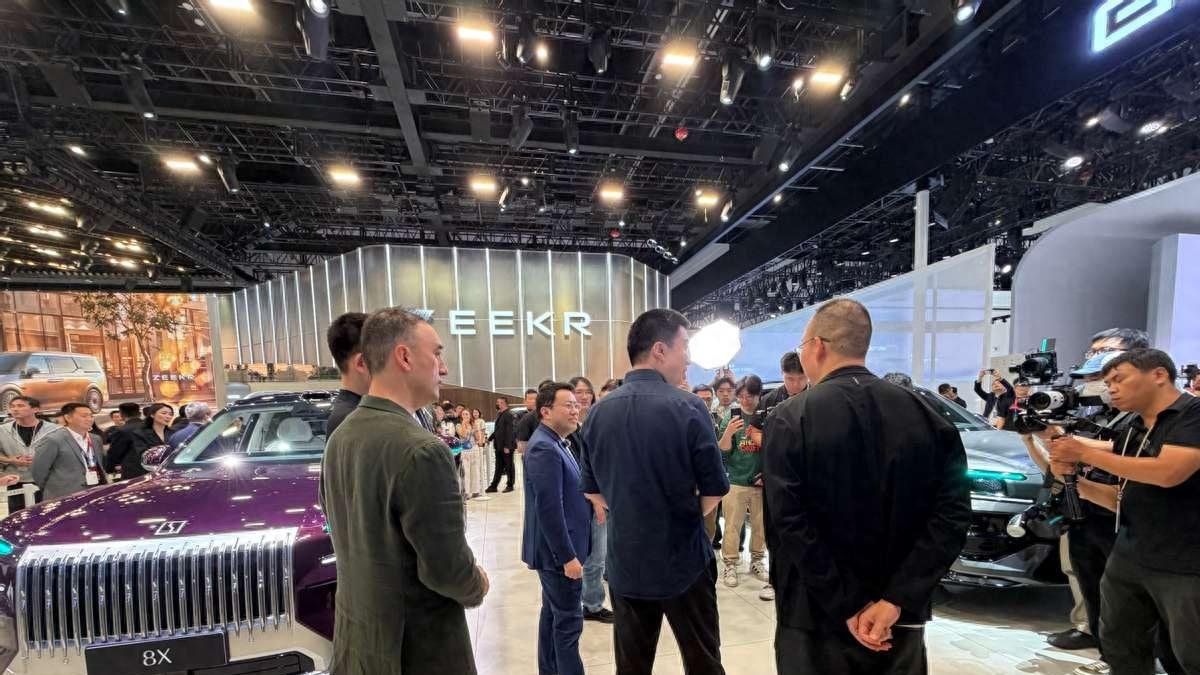 理想CEO李想打卡极氪展台，高端新能源竞争再升级