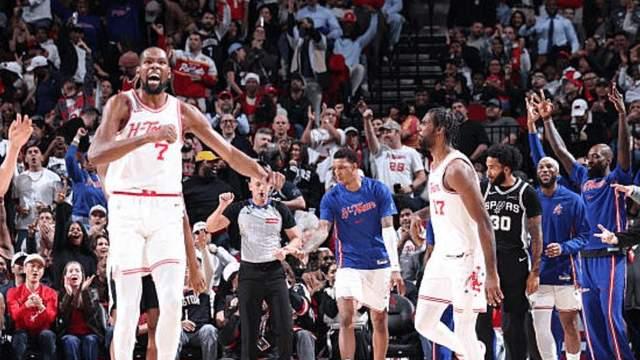 16分逆转！马刺改变了战术，杜兰特谈文班明牌，乌度卡你调整太慢