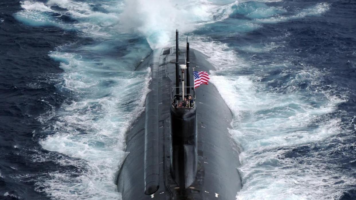 美军潜艇为何突然袭击伊朗军舰？80人伤亡背后藏着什么秘密？