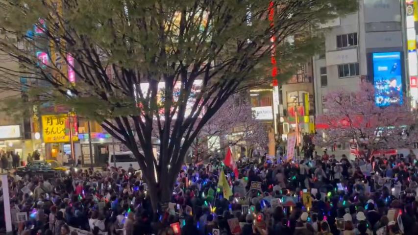 日本民众举行抗议集会，敦促高市内阁就自卫队员强闯中国大使馆事件道歉，喊出口号要求“高市下台”