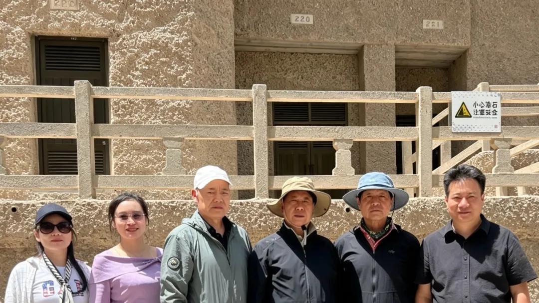 溯源丝路文脉 赓续家族传承——翟氏宗亲代表团赴敦煌瞻拜莫高窟220号翟氏供养特窟